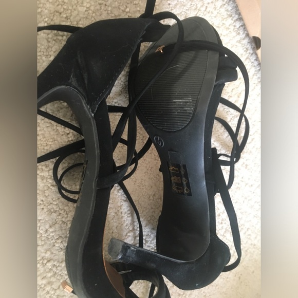 Le Chateau AI22 Black Heels - Picture 4 of 9